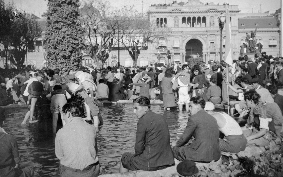 Archivo_General_de_la_Nación_Argentina_1945_Buenos_Aires_Plaza_de_Mayo_el_17_de_octubre,_pies_en_el_agua